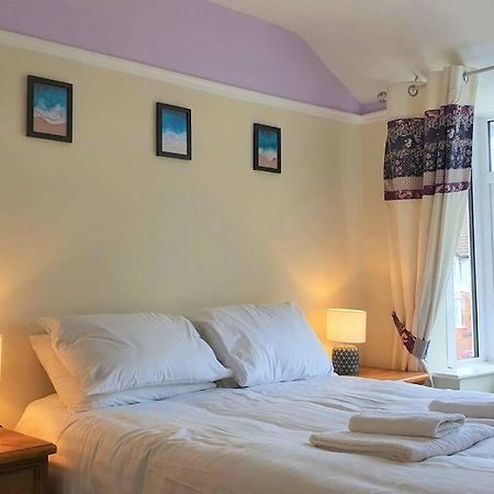 5 Bed, 2 Bath Home + Terrace, Garden & Parking Swindon Luaran gambar