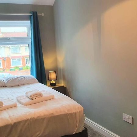 5 Bed, 2 Bath Home + Terrace, Garden & Parking Swindon Luaran gambar