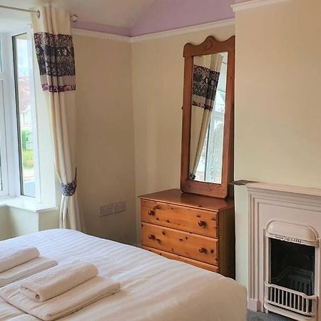 5 Bed, 2 Bath Home + Terrace, Garden & Parking Swindon Luaran gambar