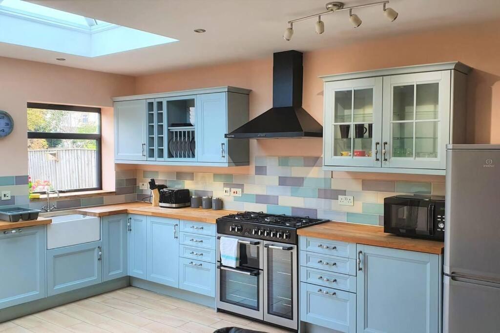 5 Bed, 2 Bath Home + Terrace, Garden & Parking Swindon Luaran gambar