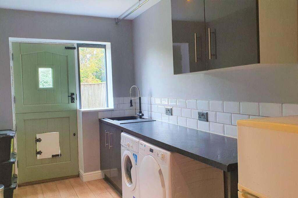 5 Bed, 2 Bath Home + Terrace, Garden & Parking Swindon Luaran gambar
