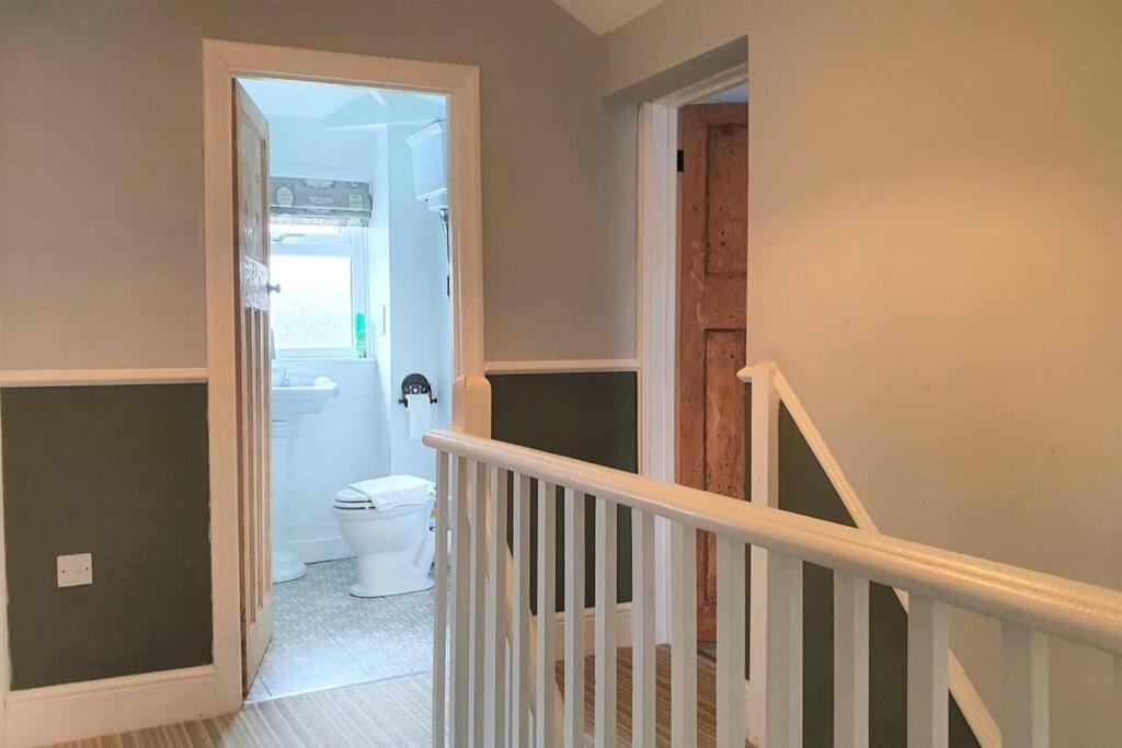 5 Bed, 2 Bath Home + Terrace, Garden & Parking Swindon Luaran gambar
