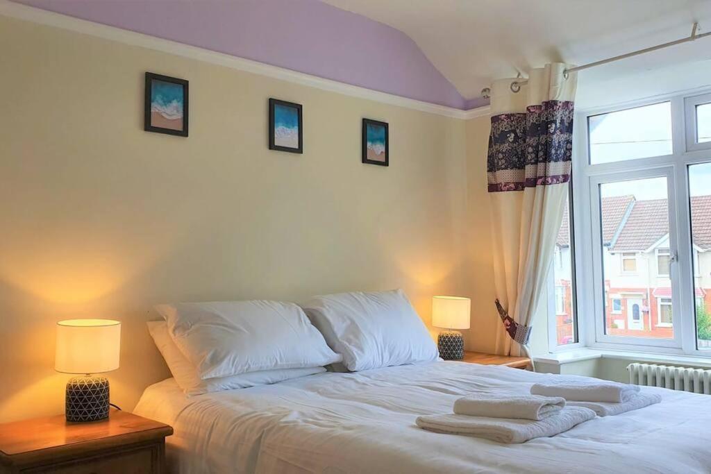 5 Bed, 2 Bath Home + Terrace, Garden & Parking Swindon Luaran gambar