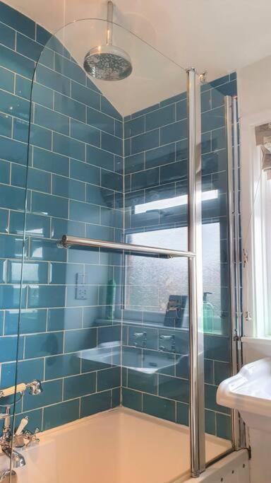 5 Bed, 2 Bath Home + Terrace, Garden & Parking Swindon Luaran gambar