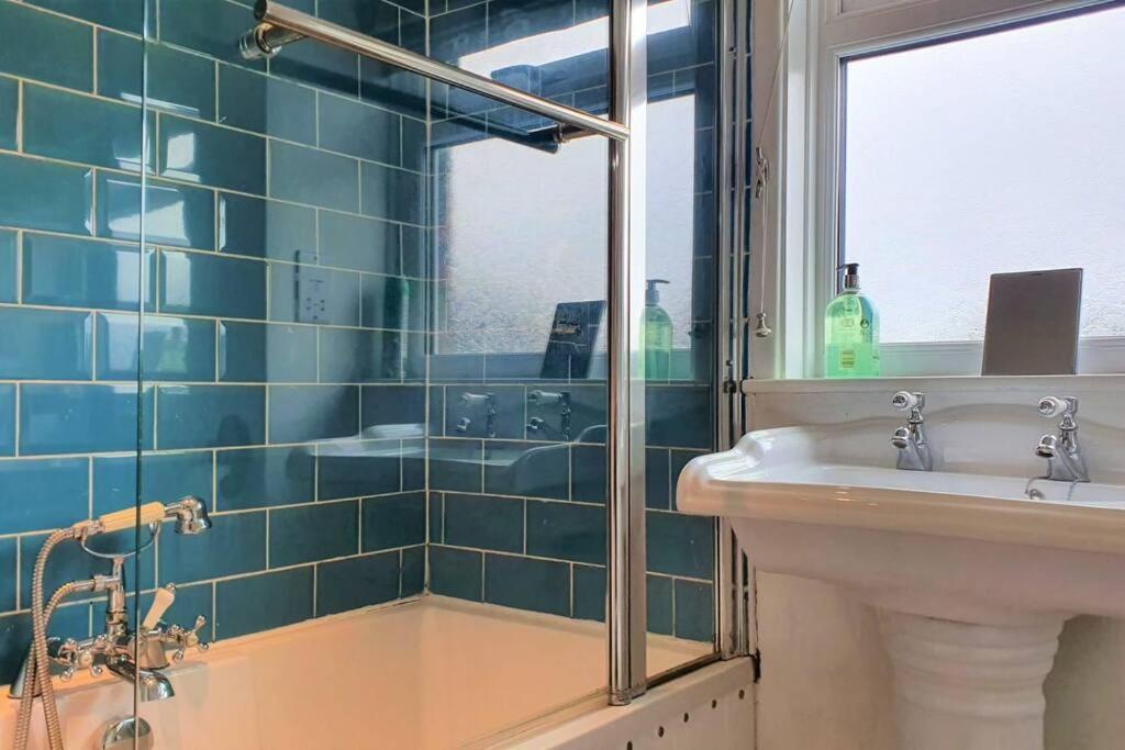 5 Bed, 2 Bath Home + Terrace, Garden & Parking Swindon Luaran gambar