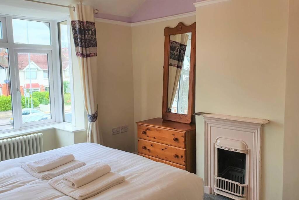 5 Bed, 2 Bath Home + Terrace, Garden & Parking Swindon Luaran gambar