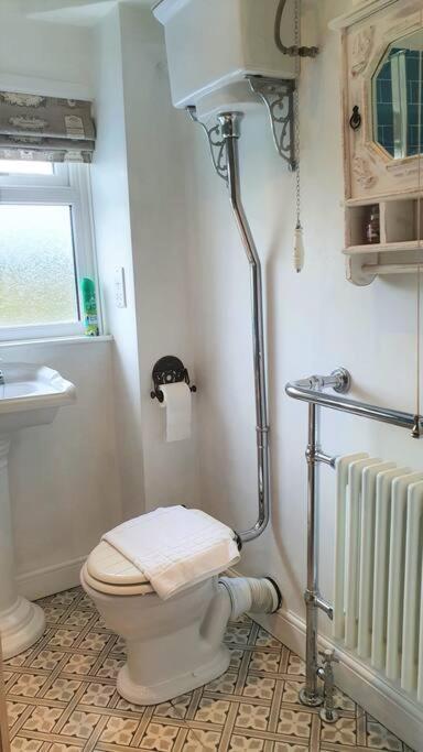 5 Bed, 2 Bath Home + Terrace, Garden & Parking Swindon Luaran gambar